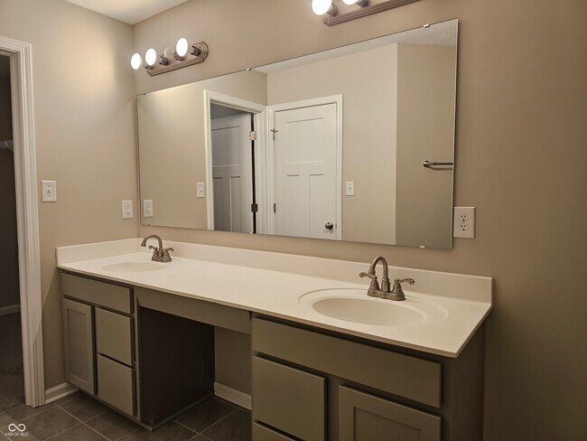 Building Photo - 7252 Lockford Walk N