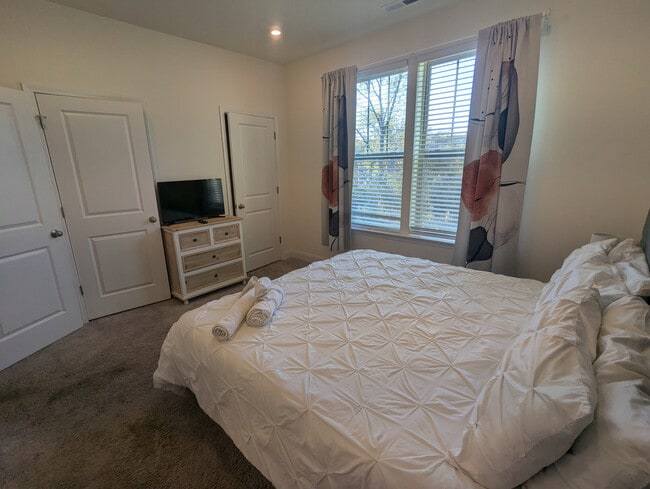 Building Photo - Room in Townhome on Judson Ave