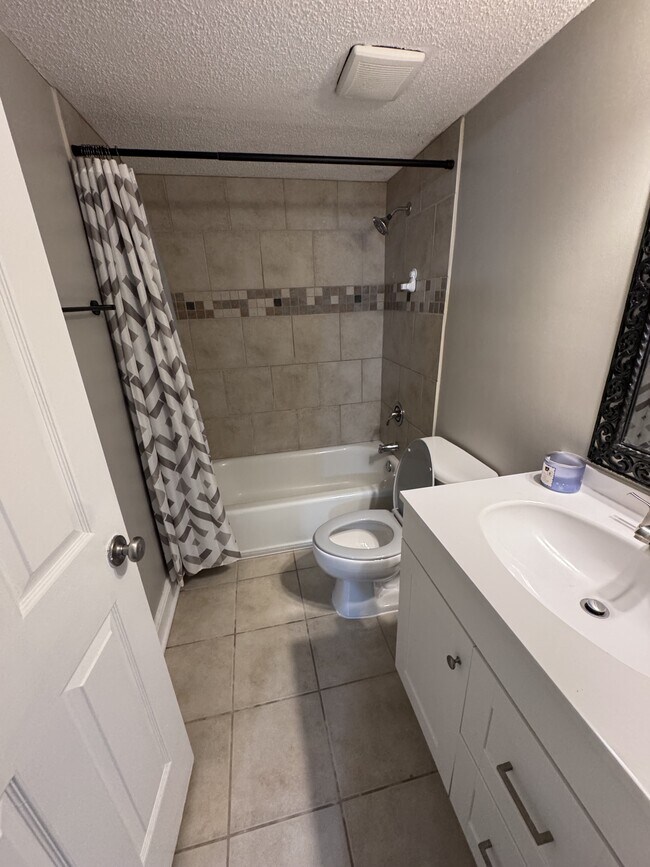 Building Photo - 1055 Baxter St