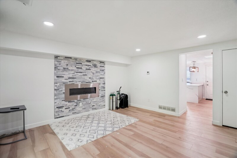 Building Photo - 1925 Dutch Village Dr