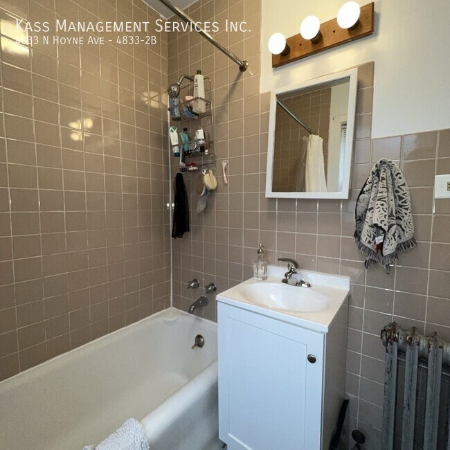 Building Photo - 4833 N Hoyne Ave