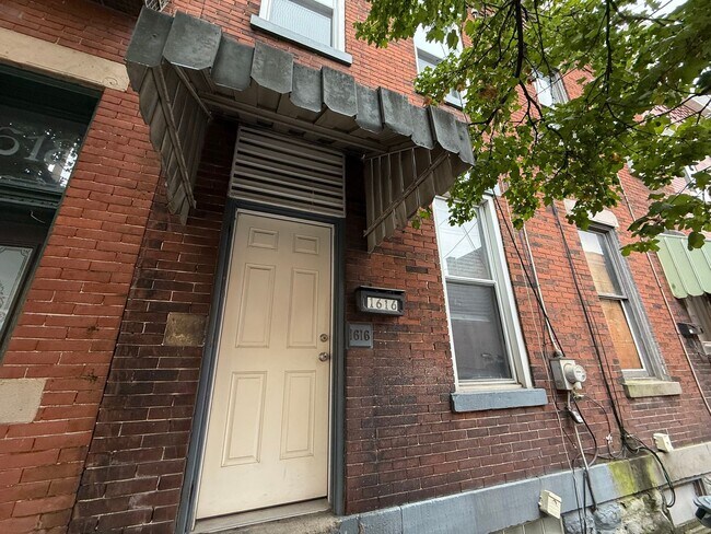 Building Photo - Luxury 3-Bedroom, 1-Bathroom House in Sout...