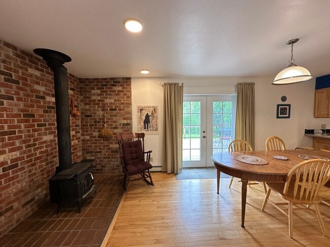 Building Photo - Fully Furnished 3BD/3BA Home with Solar Power