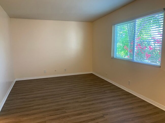 Building Photo - 489 El Monte Rd