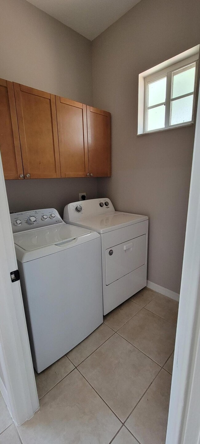 Building Photo - 8625 Plum Cay