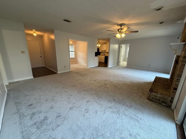 Building Photo - Gulf Breeze - Paradise Bay - 3 bedroom, 2 bathroom w/ lawn care included