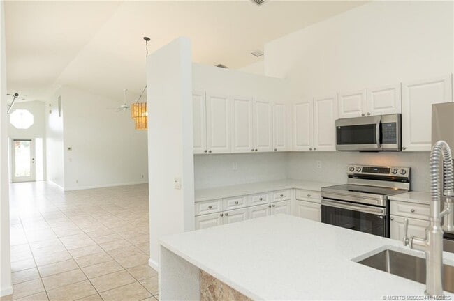 Building Photo - 8965 SW Chevy Cir