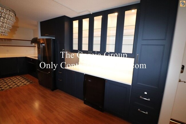 Building Photo - 2393 SW Park Pl