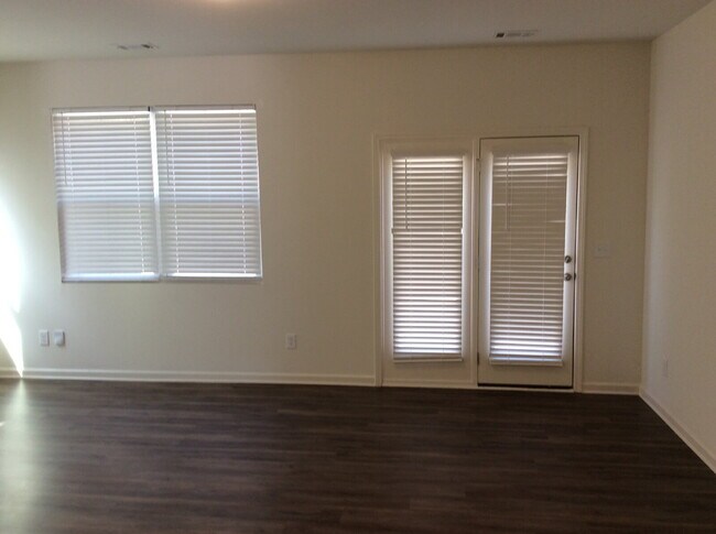 Building Photo - Newer Decatur Townhome