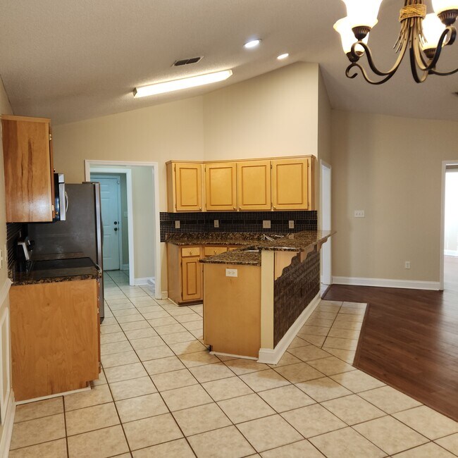 Building Photo - 3631 Club Dr