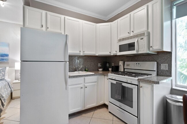 Building Photo - 3710 Collins Ave