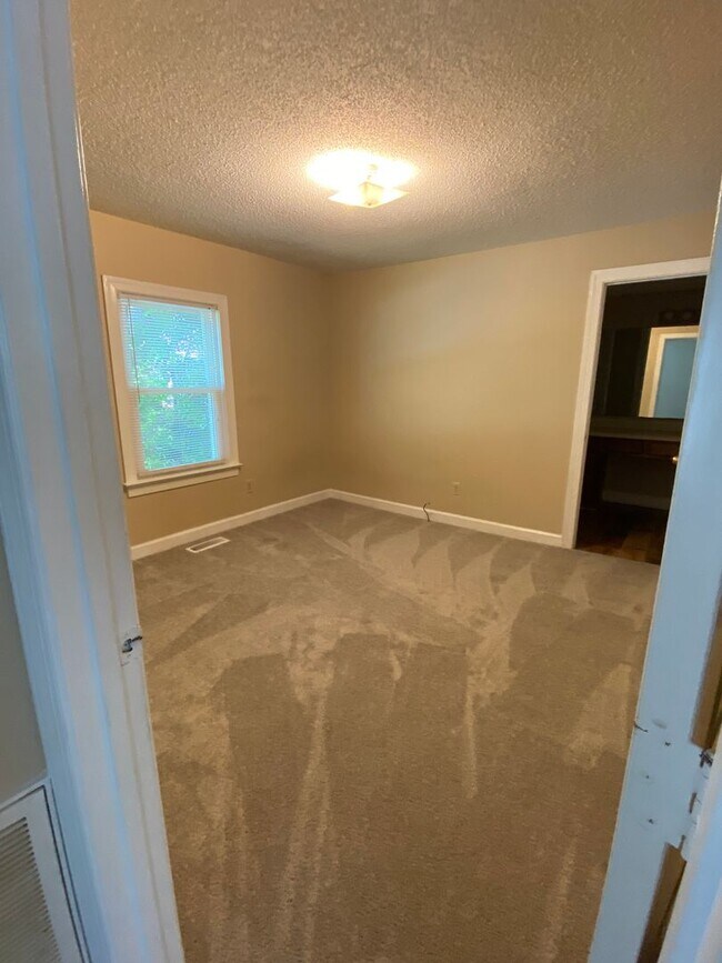 Building Photo - Cute 2 Bedroom Ranch!! Great deck and yard!