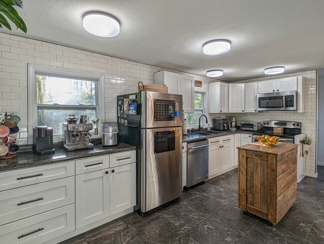 Building Photo - 317 Balsam Dr