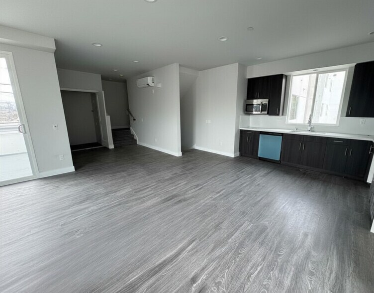 Building Photo - 1298 W 37th St