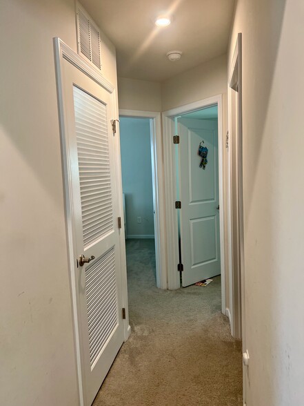 To the Guest bedrooms & Laundry (left) - 4014 Audubon Park Dr