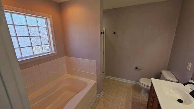 Building Photo - Prestigious 3 Bedroom Home!!!