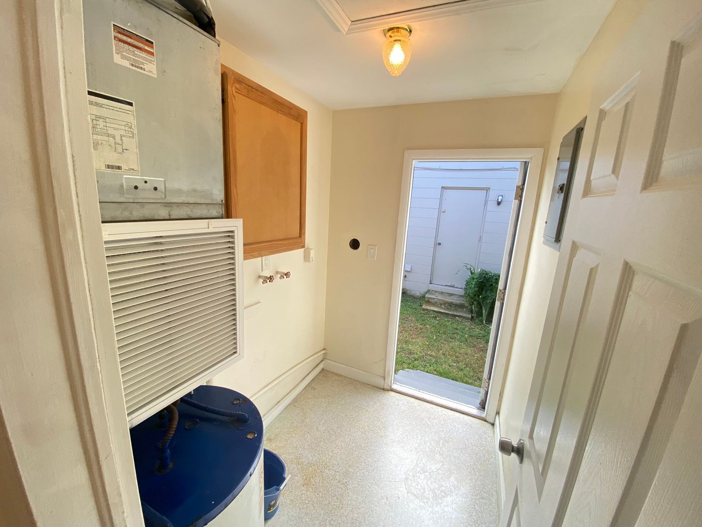 Building Photo - Enjoy Downtown living in this 2/1 Duplex!!