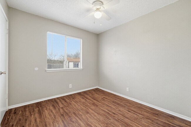 Building Photo - Northwest Crossing Retreat with Greenbelt Views