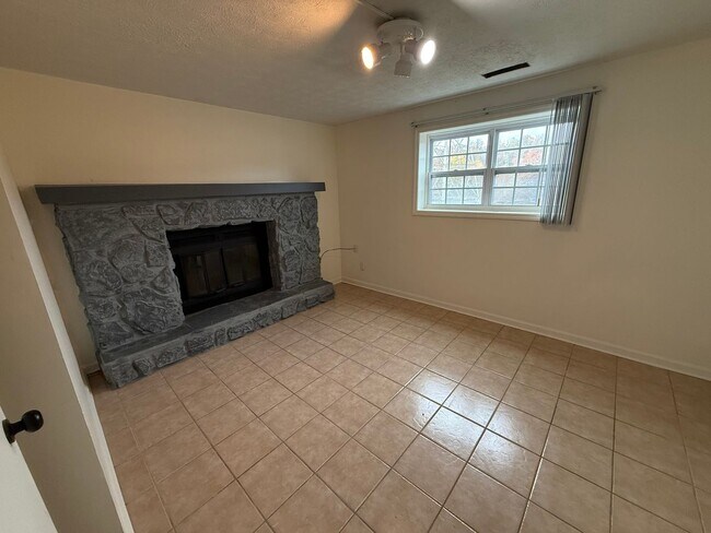 Building Photo - Enjoy Panoramic Holston River Views from T...