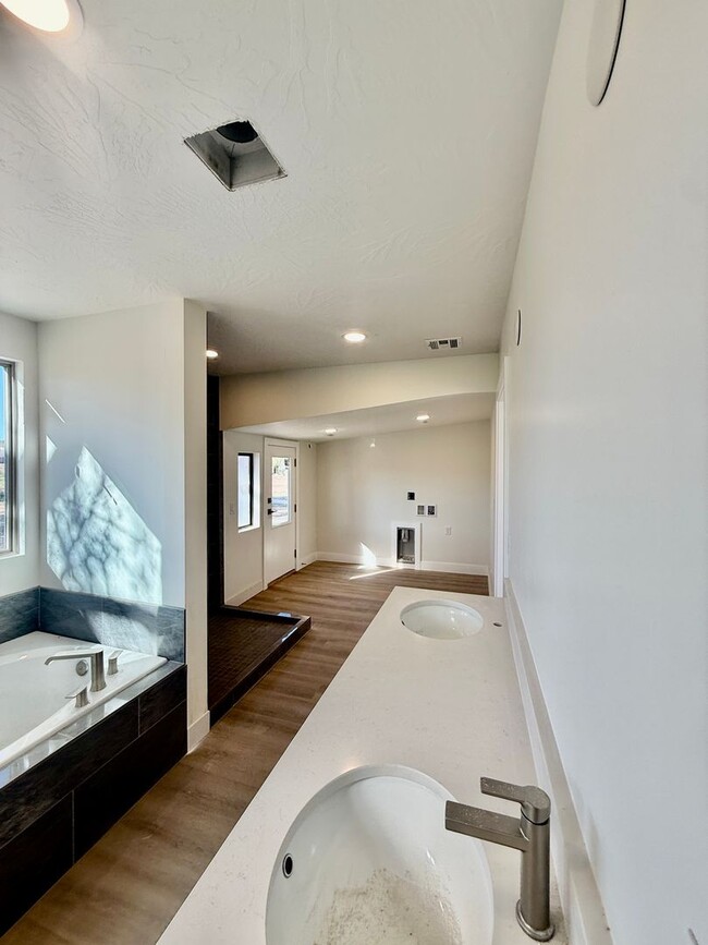 Building Photo - Beautifully Remodeled Three Bedroom Home on 2 Acres with Horse Privileges in Hurricane