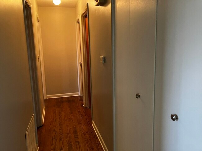 Building Photo - 7001 Green Manor Dr