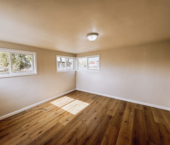 Building Photo - Newer Remodeled 2 Bed, 1.5 Bath – Private & Tucked Away Gem