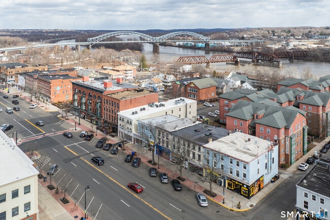 Building Photo - 584 Main St