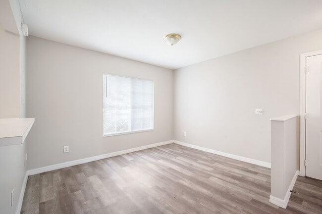 Building Photo - Riverwalk Retreat: Updated 3BR Townhome in...