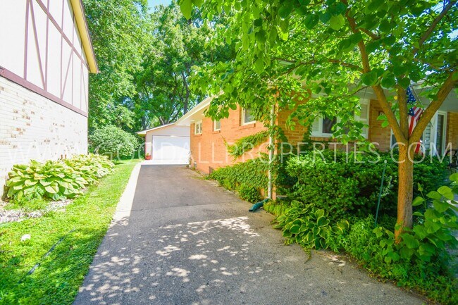 Building Photo - 2 Bedroom 1 Bath duplex home in Windsor He...