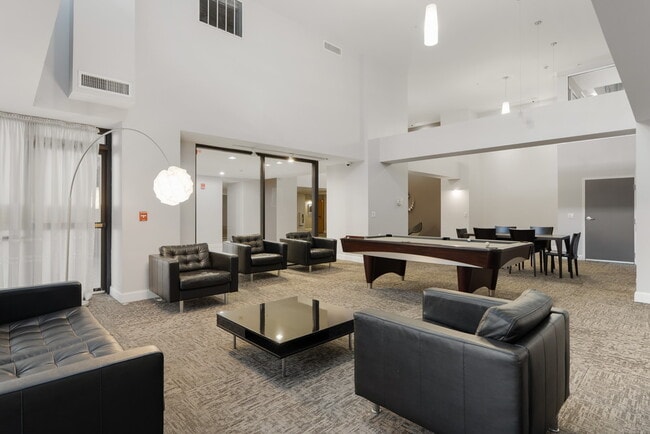 Building Photo - 106 N High St