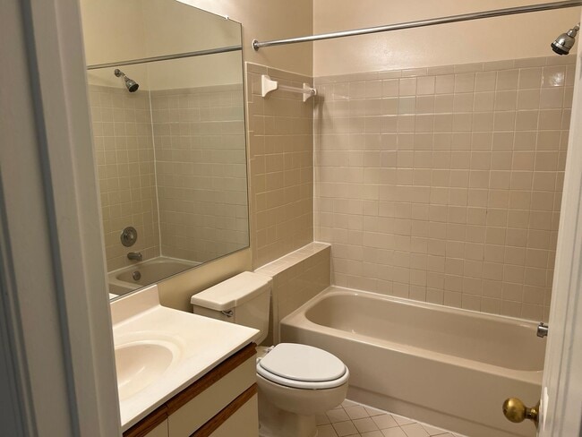 Building Photo - Commuter's Dream with Easy Living