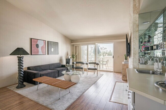 Living Room & Entertainement Bar - 108 Desert Falls Dr E
