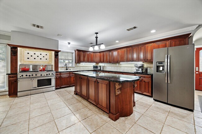 Building Photo - 718 Garden Oaks Blvd