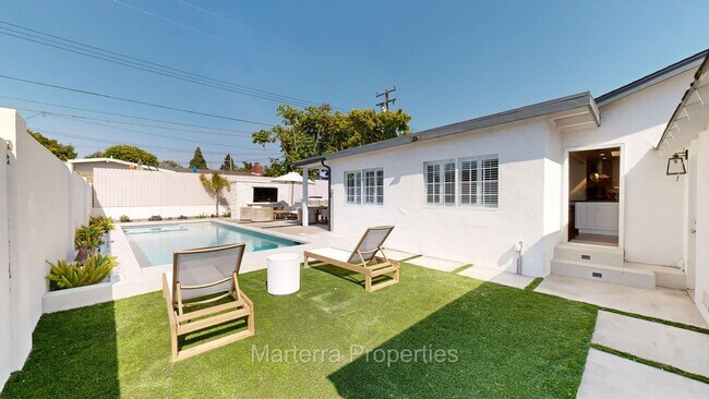 Building Photo - Beautiful Home with Pool!