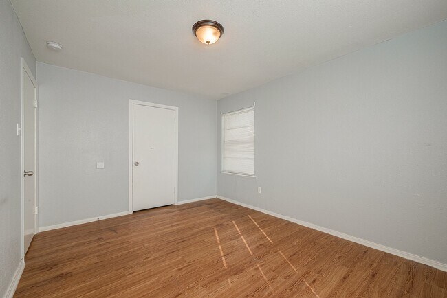 Building Photo - 5619 Willow Glen Dr