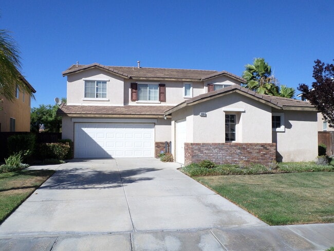 Primary Photo - Great 4 BR + BONUS Room off Calle Del Oso Oro