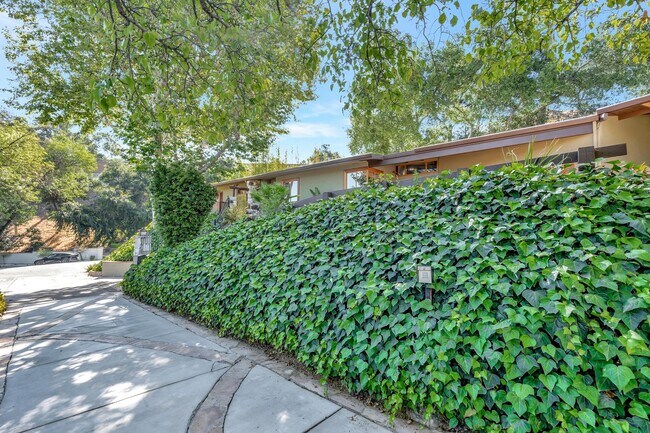 Building Photo - HOLIDAY SPECIAL***2 WEEKS FREE** 3 Bed/2 Bath Oasis in Royal Woods - Available Now