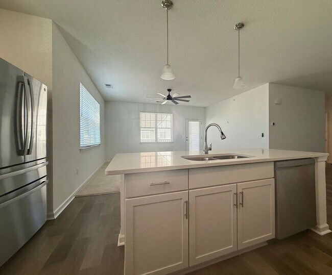 Building Photo - Top-Floor Corner Condo in Virginia Beach