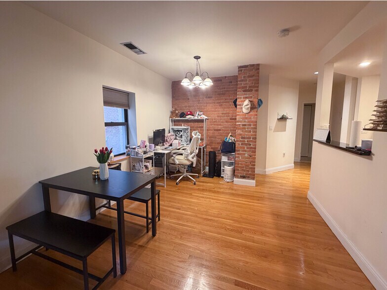 Building Photo - 84 Gainsborough St
