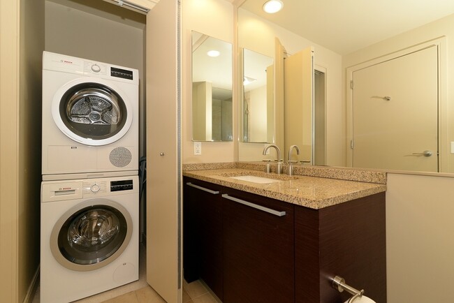 Building Photo - 425 1st St