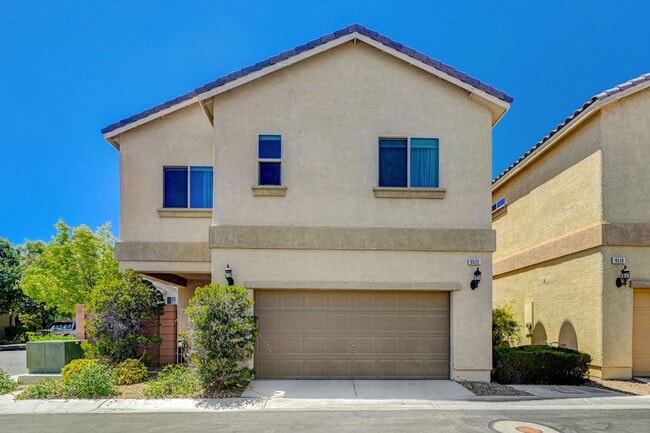 Building Photo - Adorable three bedroom in incredible SW location! Solar panels!