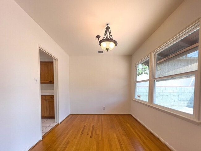 Building Photo - Spacious 3BR Home in Prime Burbank!