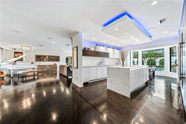 Building Photo - 5820 Palm Tree Rd