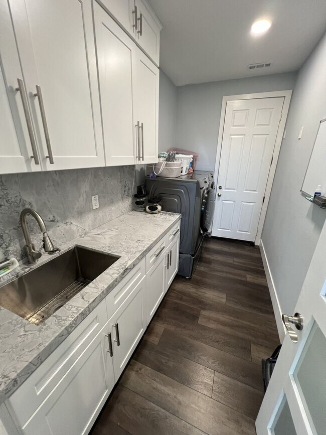 Building Photo - Amazingly Remodeled 4 Bed 4 Bath Luxury Home in North Orange with Solar!
