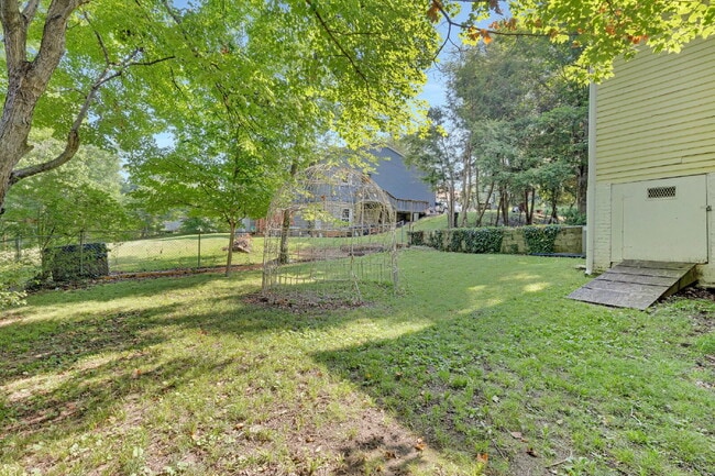 Building Photo - Beautiful Furnished 3 Bedroom Home in Historic District