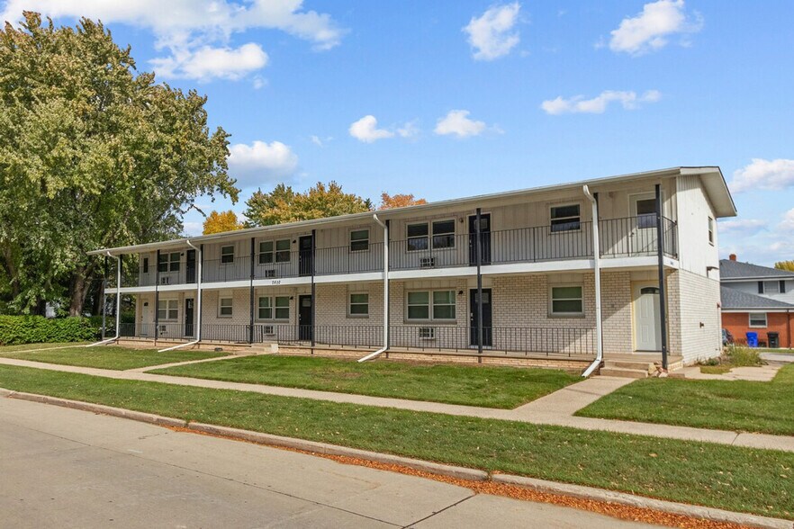 Building Photo - 915 W Whittier Dr