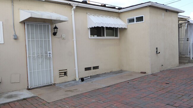 Building Photo - 2 bedrooms 2 full bathrooms duplex in El Cajon City.