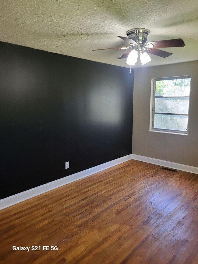 Building Photo - 3 Bedroom, 2 bath house