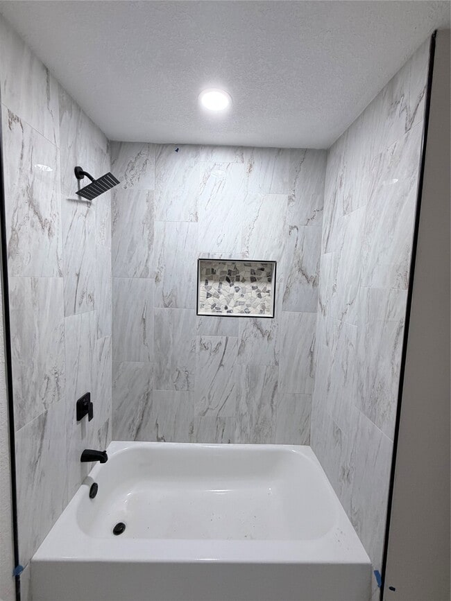 Building Photo - 2915 Creston Dr