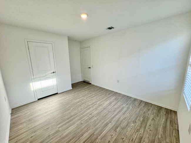 Building Photo - Charming 3/2 Home with Garage, Fenced Backyard & Community Amenities!